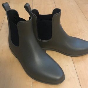 Ankle rain boots